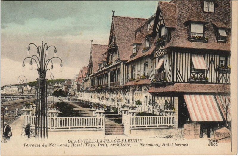 Carte postale ancienne Deauville Terrasse du Normandy Hotel à Deauville