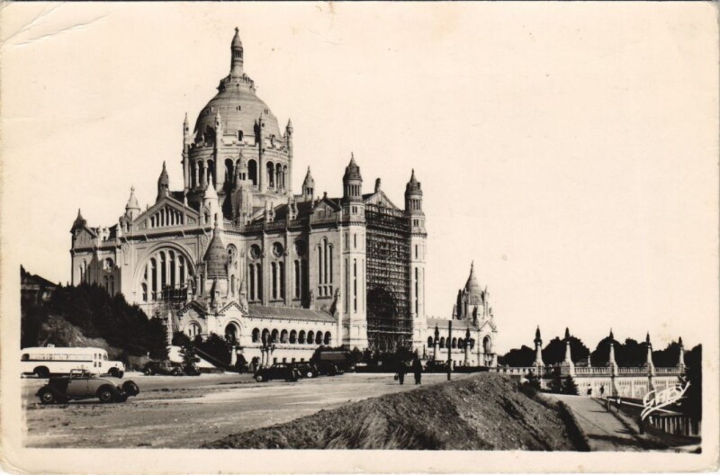 Carte postale ancienne Lisieux La Basilique à Lisieux