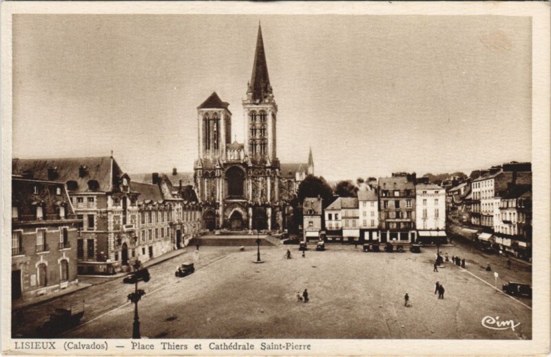 Carte postale ancienne Lisieux Place Thiers et Cathedrale Saint-Pierre à Lisieux