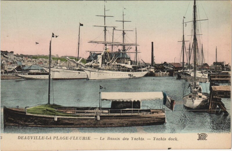 Carte postale ancienne Deauville Le Bassin des Yachts à Deauville