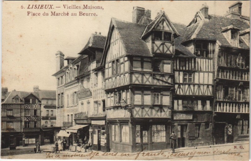 Carte postale ancienne Lisieux Vieilles Maisons - Place du Marche au Beurre à Lisieux