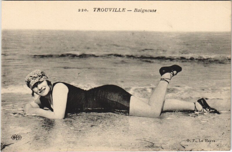 Carte postale ancienne Trouville Baigneuse