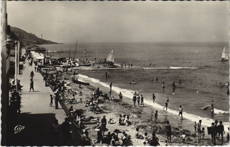 Carte postale ancienne Villers-sur-Mer Les Voiliers et la Plage à Villers-sur-Mer