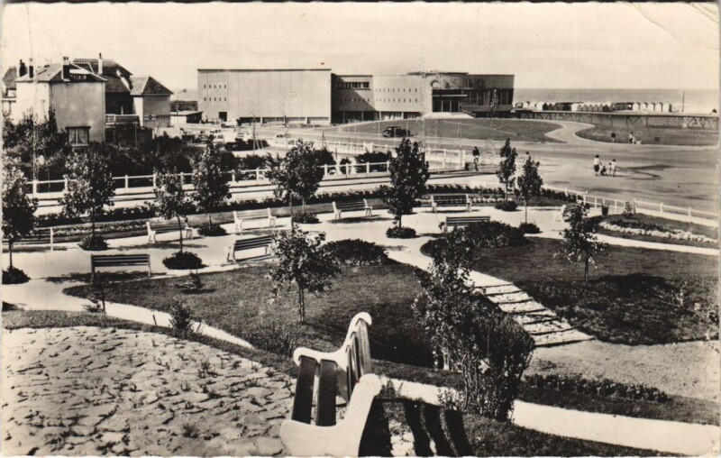Carte postale ancienne Ouistreham Riva-Bella - Le Nouveau Casino et la Plage à Ouistreham