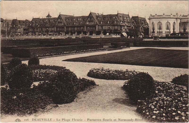 Carte postale ancienne Deauville Parterres Fleuris et Normandy-Hotel à Deauville