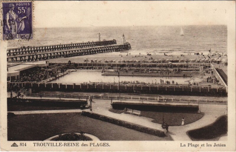 Carte postale ancienne Trouville La Plage et les Jetees