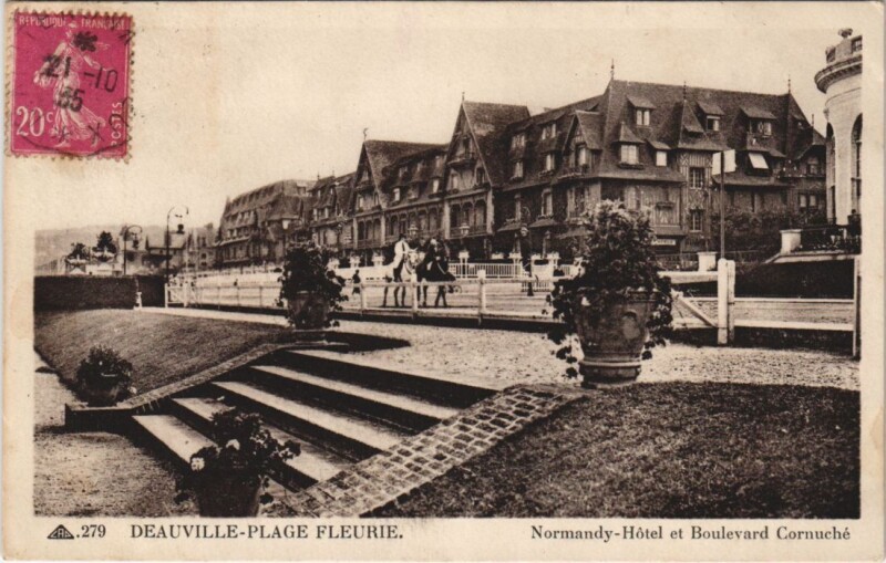 Carte postale ancienne Deauville Normandy-Hotel et Boulevard Cornuche à Deauville