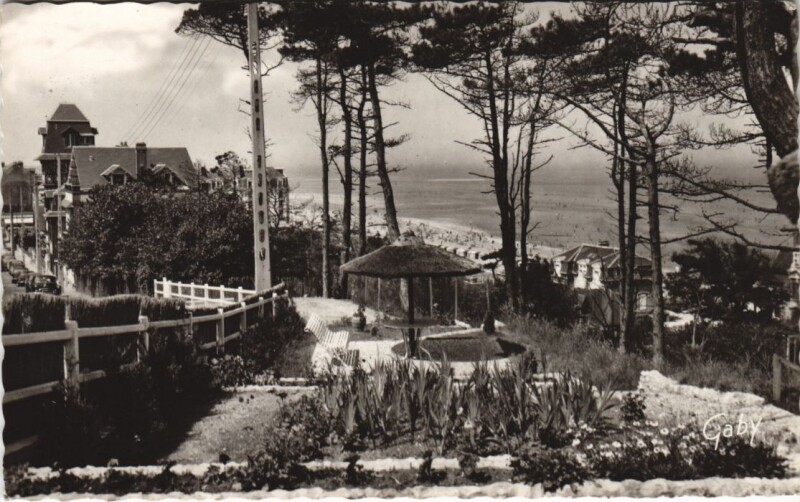 Carte postale ancienne Houlgate La Plage Vue a Travers les Pins à Houlgate