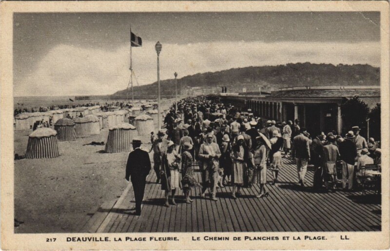 Carte postale ancienne Deauville Le Chemin de Planches et la Plage à Deauville