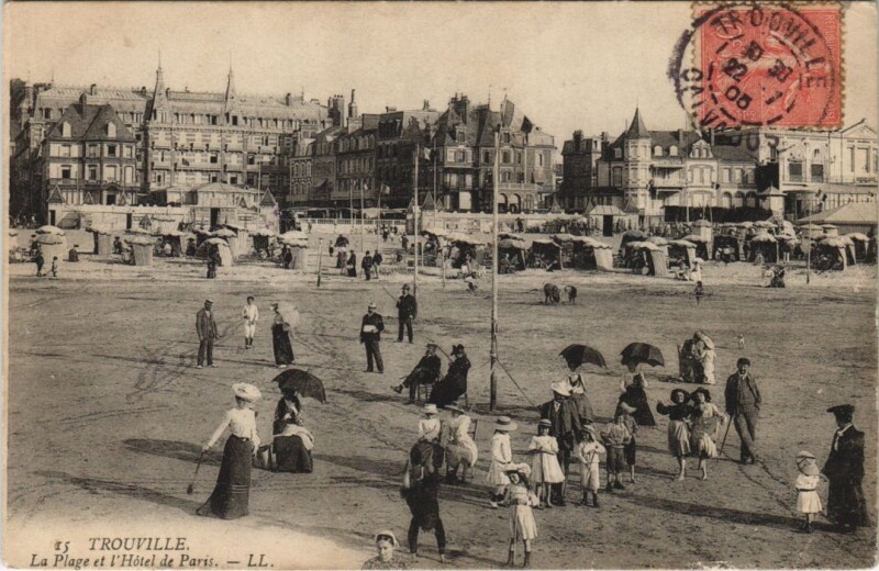 Carte postale ancienne Trouville La Plage et l'Hotel de Paris
