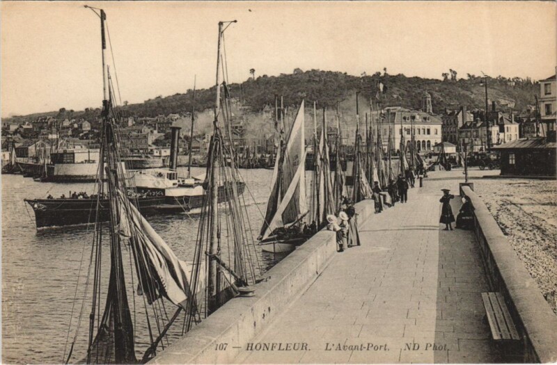 Carte postale ancienne Honfleur L'Avant-Port à Honfleur