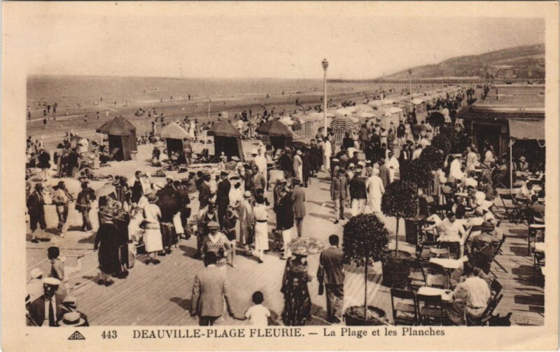 Carte postale ancienne Deauville La Plage et les Planches à Deauville