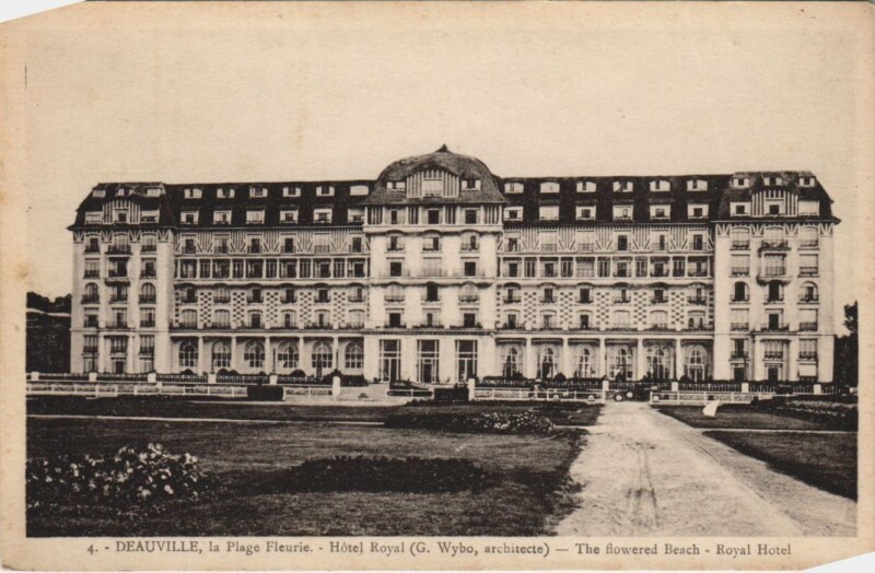 Carte postale ancienne Deauville Hotel Royal à Deauville