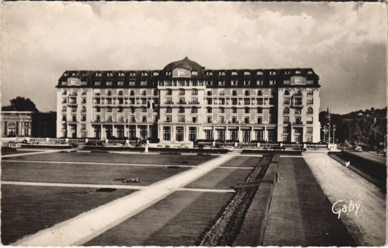 Carte postale ancienne Deauville Le Royal-Hotel et les Jardins à Deauville