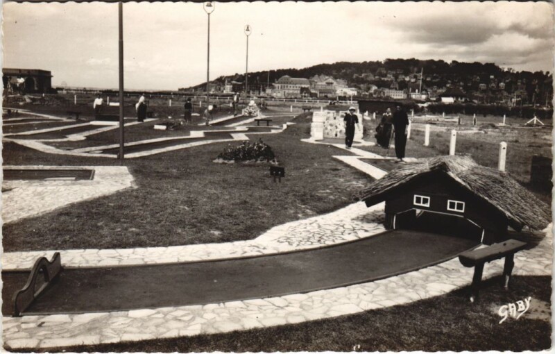 Carte postale ancienne Deauville La Plage Fleurie - Petit Golf des Sables d'Or à Deauville