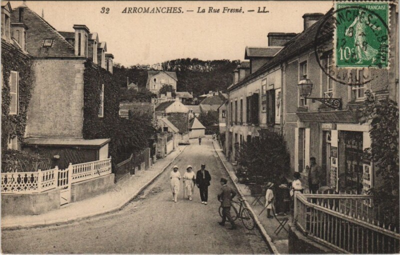 Carte postale ancienne Arromanches-les-Bains La Rue Fresne à Arromanches-les-Bains
