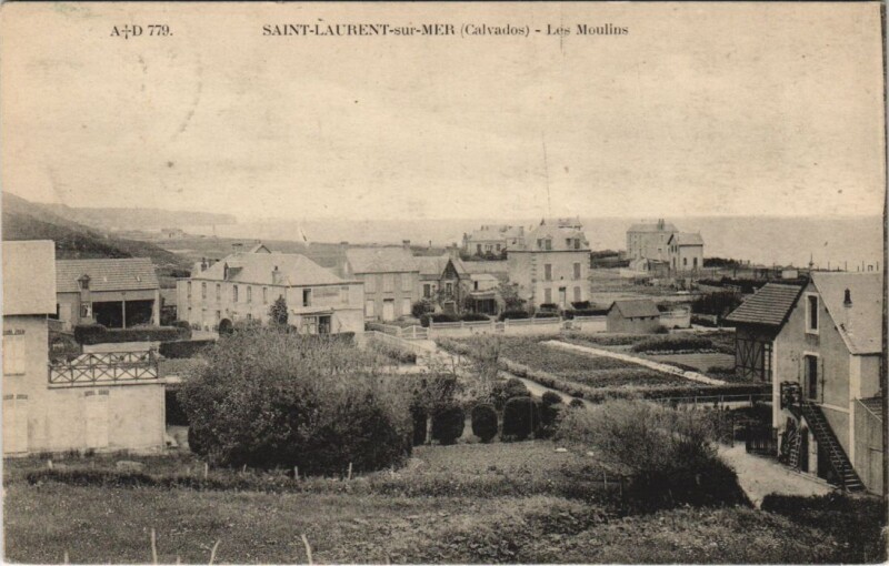 Carte postale ancienne Saint-Laurent-sur-Mer Les Moulins à Saint-Laurent-sur-Mer