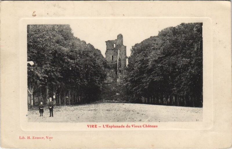Carte postale ancienne Vire L'Esplanade du Vieux Chateau à Vieux