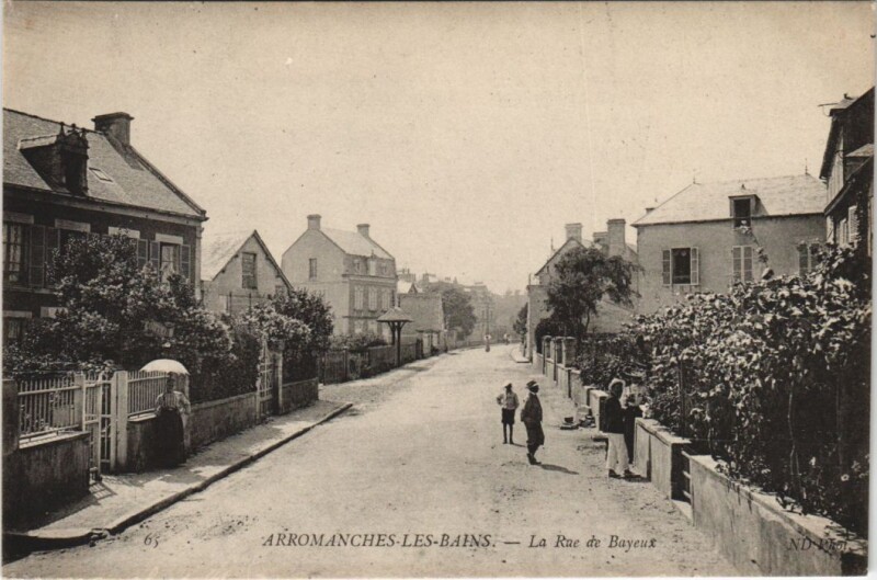 Carte postale ancienne Arromanches-les-Bains La Rue de Bayeux à Arromanches-les-Bains