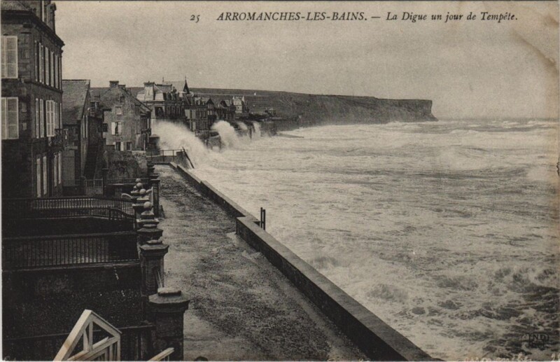 Carte postale ancienne Arromanches-les-Bains La Digue un Jour de Tempete à Arromanches-les-Bains