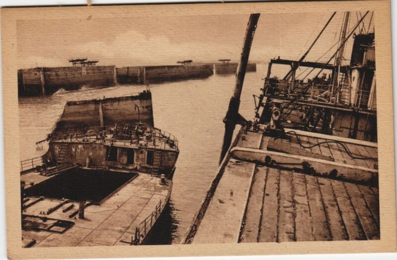 Carte postale ancienne Arromanches-les-Bains Port de la Liberation - Bateaux à Arromanches-les-Bains