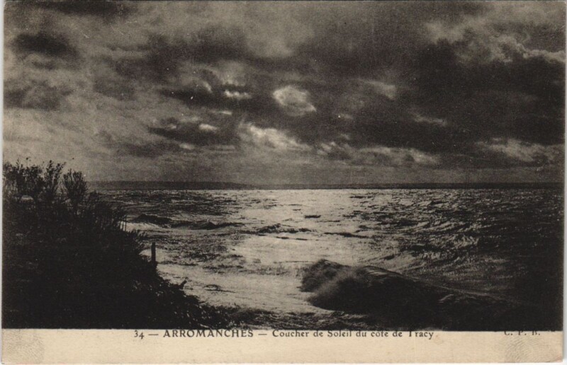 Carte postale ancienne Arromanches-les-Bains Cocuher de Soleil du Cote de Tracy à Arromanches-les-Bains