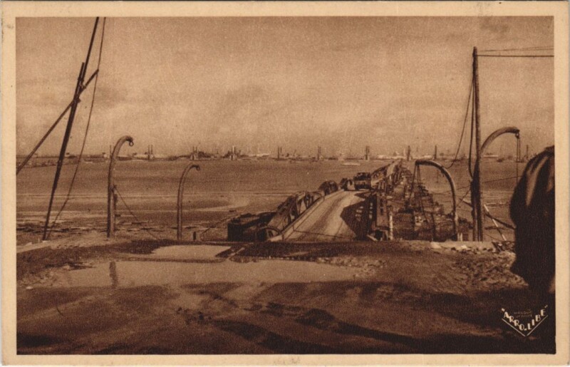 Carte postale ancienne Arromanches-les-Bains Port de la Liberation - Le Port à Arromanches-les-Bains