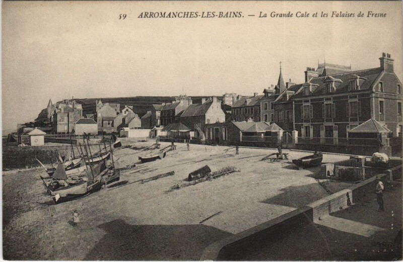 Carte postale ancienne Arromanches-les-Bains La Grande Cale et les Falaises de Fresne à Arromanches-les-Bains