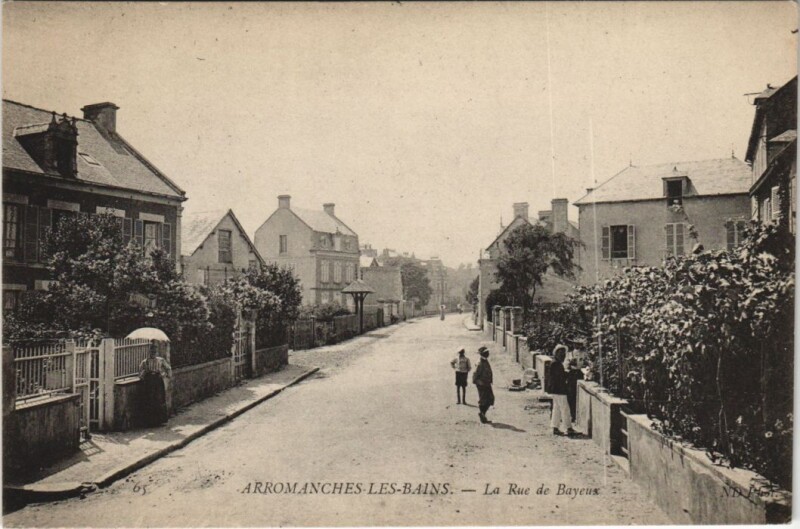 Carte postale ancienne Arromanches-les-Bains La Rue de Bayeux à Arromanches-les-Bains