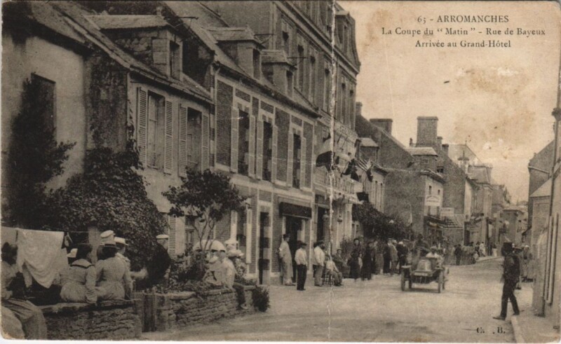 Carte postale ancienne Arromanches-les-Bains La Coupe du Matin - Rue de Bayeux à Arromanches-les-Bains