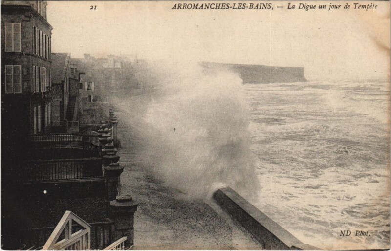 Carte postale ancienne Arromanches-les-Bains La Digue un Jour de Tempete à Arromanches-les-Bains