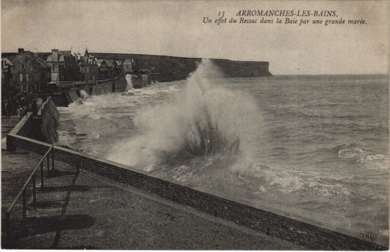 Carte postale ancienne Arromanches-les-Bains Un Effet du Ressac dans la Baie à Arromanches-les-Bains
