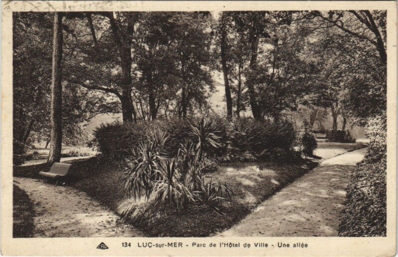 Carte postale ancienne Luc-sur-Mer Parc de l'Hotel de Ville - Une Allee à Luc-sur-Mer