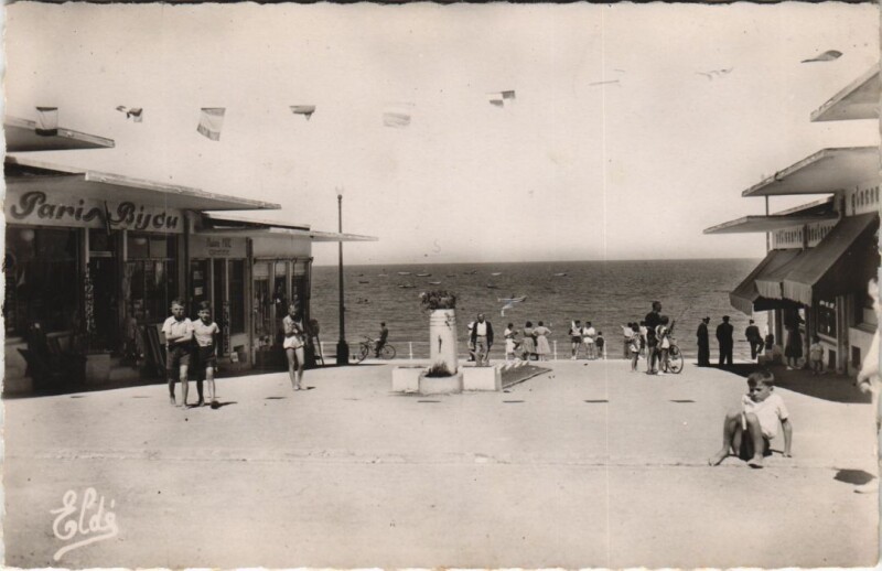 Carte postale ancienne Luc-sur-Mer La Descente de la Digue à Luc-sur-Mer