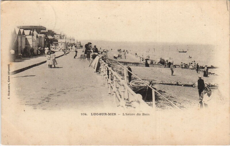 Carte postale ancienne Luc-sur-Mer L'Heure du Bain à Luc-sur-Mer