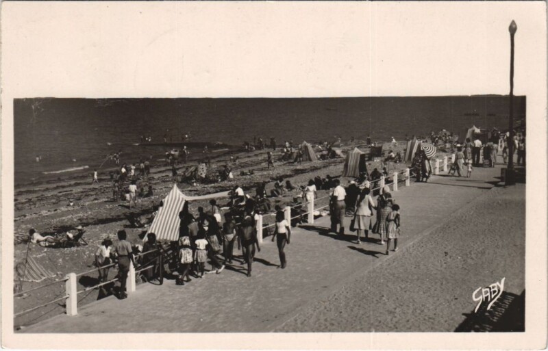 Carte postale ancienne Luc-sur-Mer La Plage à Luc-sur-Mer