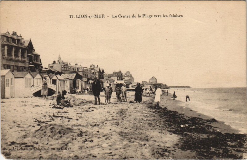 Carte postale ancienne Lion-sur-Mer Le Centre de la Plage vers les Falaises à Falaise