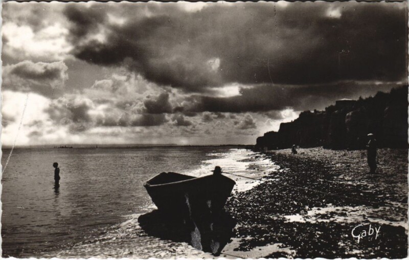 Carte postale ancienne Lion-sur-Mer Contre-Jour sur les Falaises à Falaise