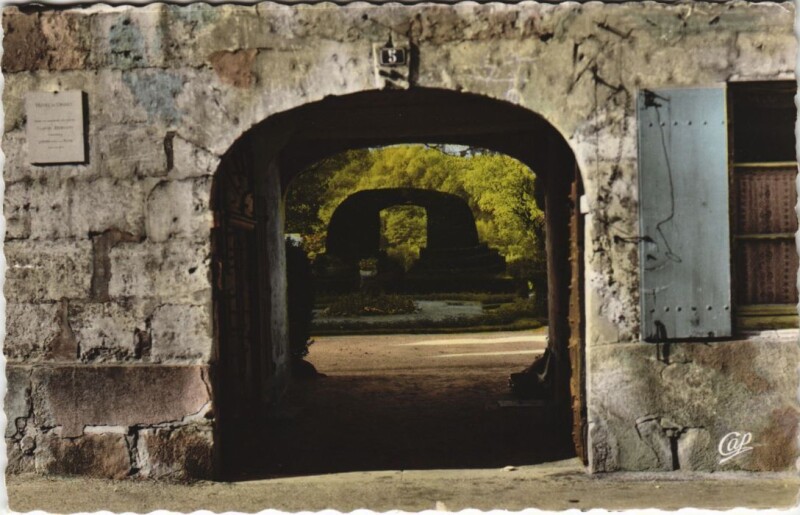 Carte postale ancienne Orbec Orbec-en-Auge - L'Hotel du Croisy - Jardin à Orbec