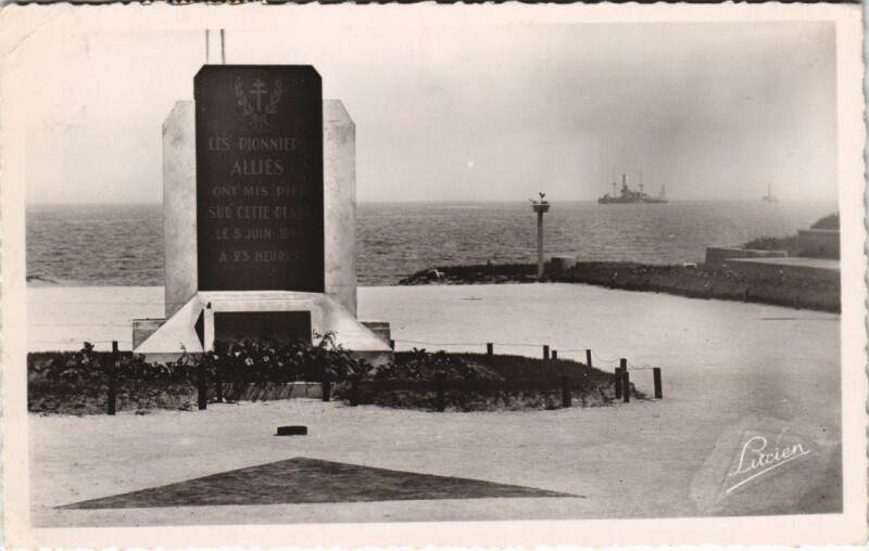 Carte postale ancienne Lion-sur-Mer Monument à Lion-sur-Mer