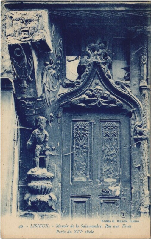 Carte postale ancienne Lisieux Manoir de la Salamandre - Rue aux Fevres - Porte à Lisieux