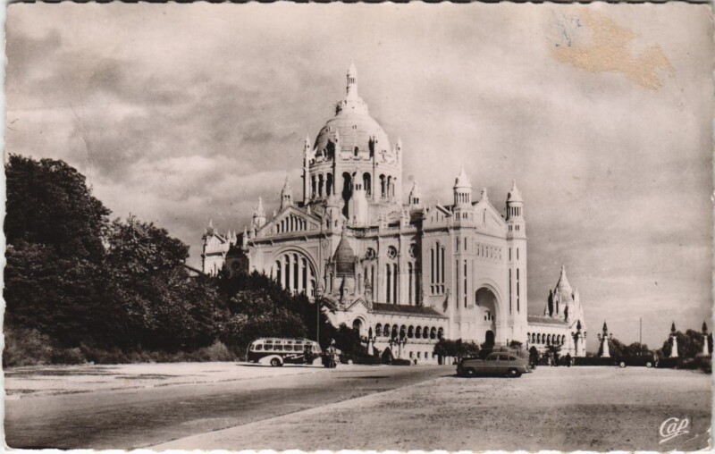 Carte postale ancienne Lisieux Vue vers la Basilique à Lisieux