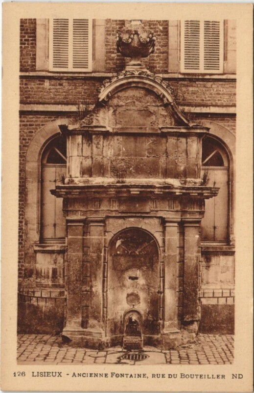 Carte postale ancienne Lisieux Ancienne Fontaine - Rue du Bouteiller à Lisieux