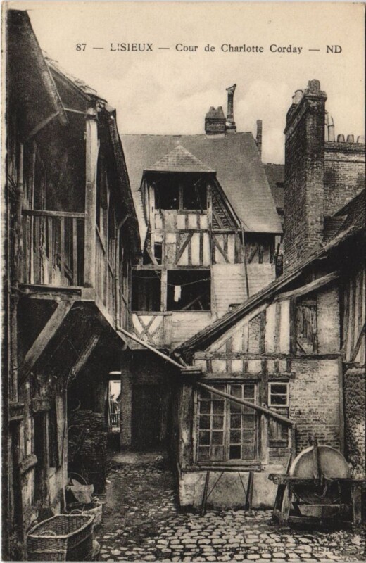Carte postale ancienne Lisieux Cour de Charlotte Corday à Lisieux