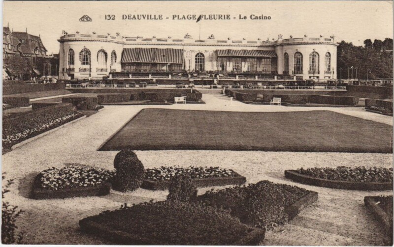 Carte postale ancienne Deauville Le Casino à Deauville
