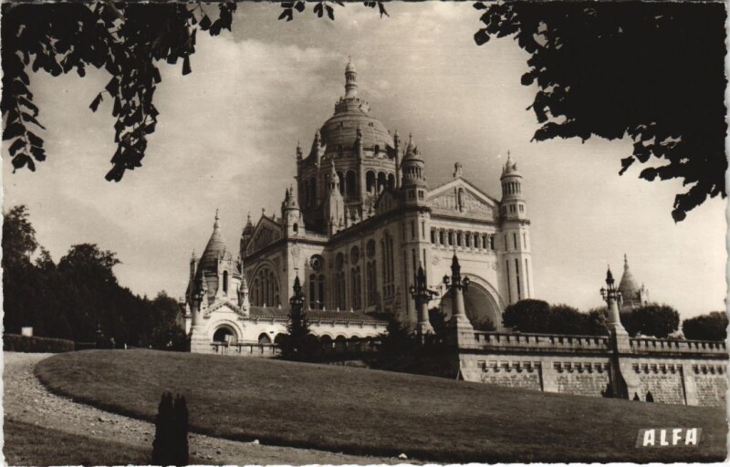 Carte postale ancienne Lisieux La Basilique à Lisieux