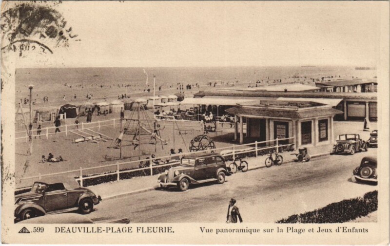 Carte postale ancienne Deauville Vue Panoramique sur la Plage et Jeux d'Enfants à Deauville