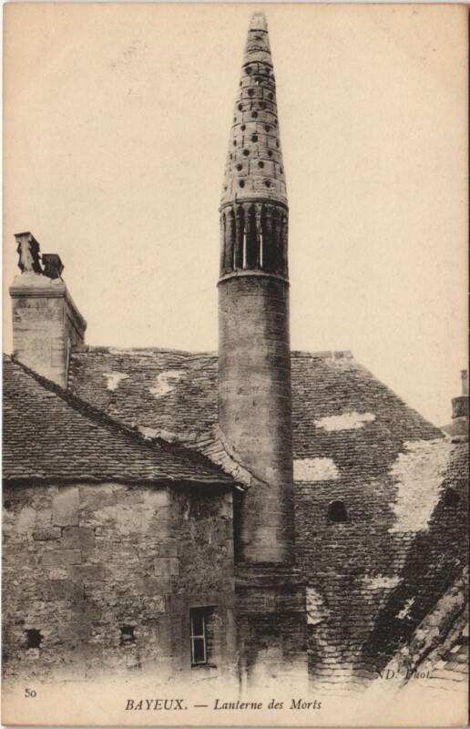Carte postale ancienne Bayeux Lanterne des Morts à Bayeux