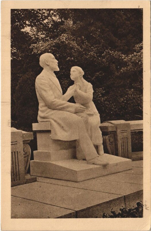 Carte postale ancienne Lisieux Le Groupe en Marbre Blanc des Buissonnets à Lisieux
