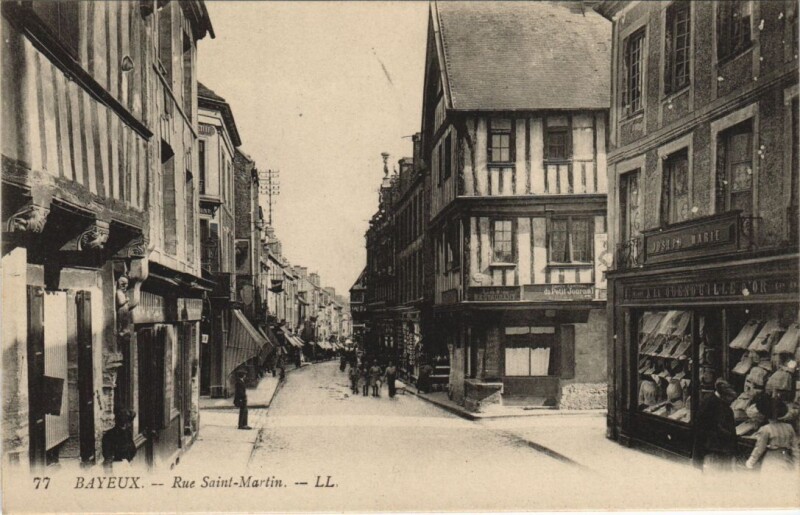 Carte postale ancienne Bayeux Rue Saint-Martin à Bayeux